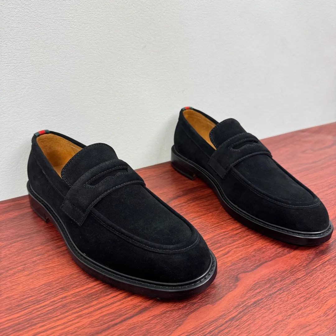 Batch 980 Gucci/Gucci new men's solid color leather loafers! These elegant loafers are crafted from soft suede calfskin and are available in two styles. The upper is decorated with genuine leather buckles, adding low-key and unique logo pattern elements. Simple style design. Classic European and American last style. Standard style. Red and green webbing decoration on the heel embellishes brand style details. Select high-quality leather, look at the details for textured workmanship, dyed calfskin lining, uniform and delicate pores, soft and comfortable. Thickened leather outsole, composite rubber bottom sheet at the heel, excellent foot comfort, wear-resistant and non-slip, the first choice for light luxury, versatile for footwear, and comes with a full set of packaging! Size: 39-40-41-42-43-44 leather shoe size (38.45.46 can be customized) Item number: 812168 Suede black